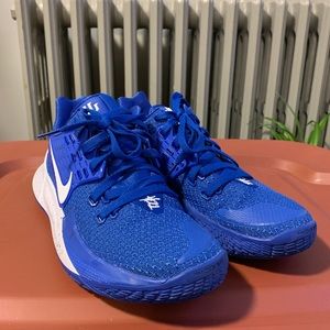 Basketball Shoe: Kyrie 2 low racer blue